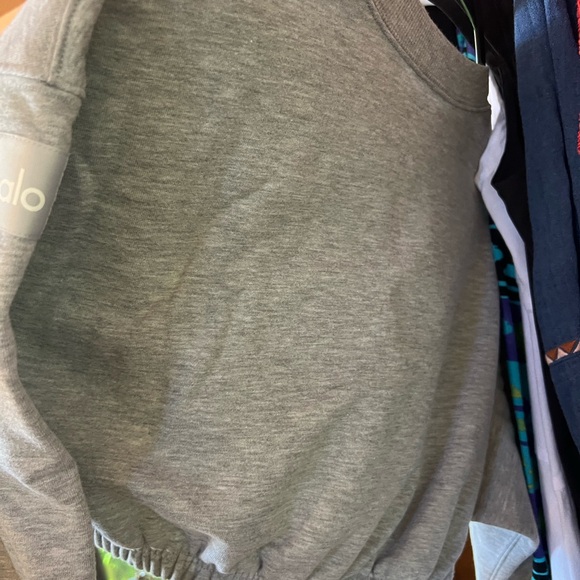 ALO YOGA CROPPED PULLOVER SOFT GRAY BRAND NEW WITHOUT TAGS - Picture 6 of 10